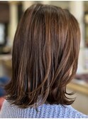 大人可愛い伸ばしかけにおすすめ ミディアムレイヤースタイル