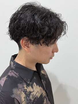 ヒュイル バイ ニアウ(Hwyl by Niau) メンズセンターパートパーマツイストパーマスパイラルパーマ