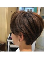マーノプラス(mano+)&nbsp;日常に馴染む白髪染めと手櫛でまとまる軽めショートボブ