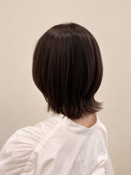 ウミト(Umito) ショコラブラウンのくびれ外ハネミディアムボブ