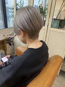 ウィ 立川(Oui) 【Oui!xSEIGO】丸みショート/ケアブリーチ/ハイトーンカラー