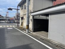 ザ カーム(the CALM)の雰囲気（ビルの横に屋根付きの駐車場があります。）