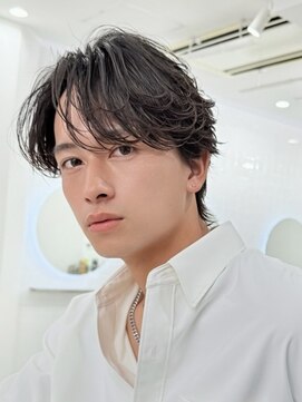 リヴ(LIV) フェザーショートフェザーパーマセンターパート毛流れニュアンス