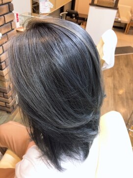 ヘアーズアビリティー(HAIR'S ability) ツヤ感重視のアッシュグレイカラーのレイヤースタイル!