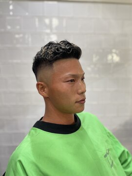 メリケンバーバーショップ フクオカ(MERICAN BARBERSHOP FUK) ツーブロックツイストパーマビジネスかき上げフェード