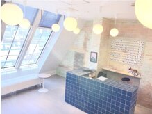 デュノヘアー 神戸三宮店(DUNO hair)の雰囲気（海外のカフェ風の待合スペース♪ドリンクサービスもあり。）