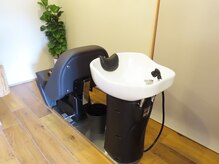 個室の様な空間のフルフラットシャンプー台でリラックスタイムを