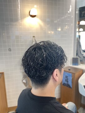 ゼロスバーバー(0's BARBER SHOP) 20代30代縦落ちツイスパ◎清潔感センターパート