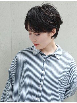グランマッシュ(Granmash) トップにふんわりカール・耳にかけたマッシュショート・