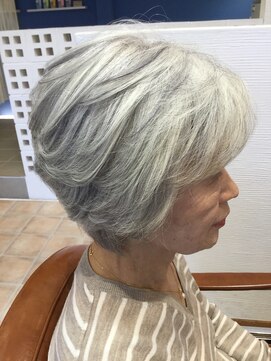 サンテリア(Sunteria) グレイを生かしたメリハリショートヘア