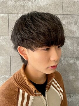 ヒュイル バイ ニアウ(Hwyl by Niau) マッシュウルフニュアンスパーマ緩めワンカールツイスパ刈り上げ