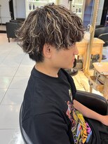 アイズ 海老名(AIZU)&nbsp;メンズハイライト 金メッシュ マッシュ  波巻きスパイラルパーマ