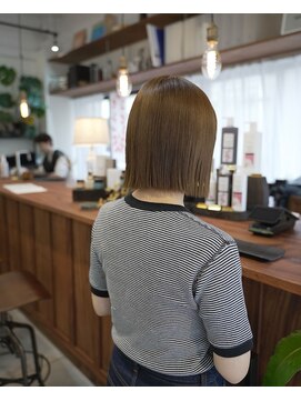 ルート(root) ベージュ 切りっぱなしボブ 外ハネ ブリーチ無し