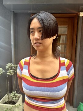 ウィーク 梅田(UiiC) パツッとラインの個性派ウルフ 【 UiiC 中平鮎歌 】