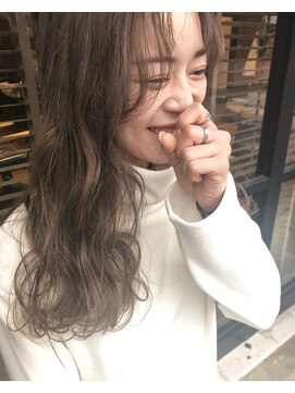 ヘアデザイン ソラ(Sola) 大人ハイトーンベージュ ゆるふわ無造作ウェーブロング