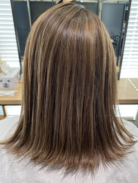 リット(Litt) 少し長めの切りっぱなしボブ