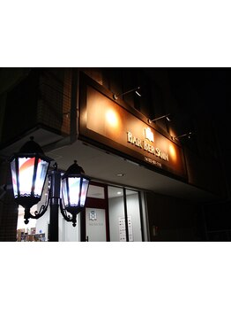 平日最終受付20時迄！仕事帰りにも気軽に通える！髪が伸びてもキマるスタイルを実現。