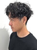 ヒュイル バイ ニアウ(Hwyl by Niau)&nbsp;メンズマッシュパーマニュアンスパーマスパイラルパーマ刈り上げ