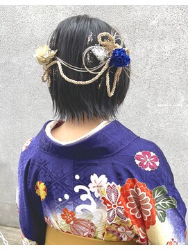 マノハル(MANOHARU) 黒髪ボブスタイルの華やかヘアセット　袴着付け