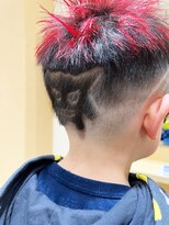 デザイニングヘアードゥ(designing hair Deux) キッズ赤ハイライトメッシュバリアート(ポケモン・ゲンガー)