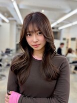 ヒュー 広島(HEW)&nbsp;大人かわいいフェイスバタフライレイヤーカットグレージュヘア