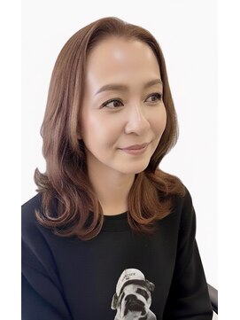 アヴニール アックス(Avenir axe) 50代レイヤーカット／白髪活かしカラー