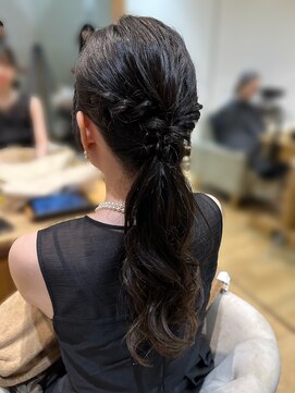 バイオレットジェム(Violet`jem) 結婚式ローポニーテールお呼ばれヘアゆるふわアレンジ