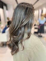 ステア ケース(stair case)&nbsp;ハイライトグラデーションで作る白髪ぼかしカラー