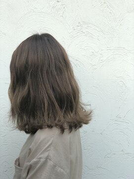 ヴァリエ(VARIE) 切りっぱなしロングボブ
