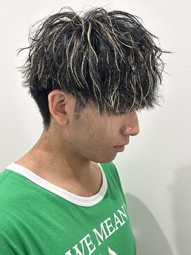 ヒュイル バイ ニアウ(Hwyl by Niau) メンズマッシュハイライト波巻スパイラルパーマニュアンスパーマ