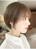 丸みショートマッシュコンパクト黒髪ベージュショート前髪あり