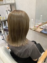 ロミバイリー(Romi by Lyee)&nbsp;馴染ませハイライトで明るめオリーブベージュ