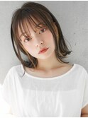 大人可愛い薄めバングこなれミディ美髪ホワイトグレージュ