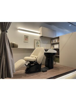 シンプルだけどどこか上質感のある店内。非日常空間でゆったりリラックスできる雰囲気づくりをしています＊