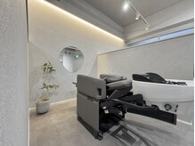 全席にシャンプー台を設置。移動なく施術が完結する、スムーズで心地よい動線です。