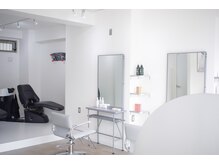 ARBRE ponteの雰囲気（自然光がたっぷり入る、洗練された施術スペースです）