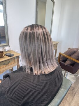 ホワイトグレージュ×バレイヤージュ