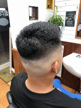 ナンバーワンクラブ 高座渋谷駅前店 スキンフェード×濡れパンで魅せる、大人のエッジスタイル