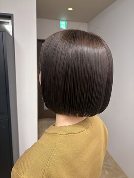 つるんと質感のシルキーミニボブ