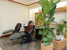 頭部を三点で支えるシャンプー台、寝ながらのスパを堪能できます