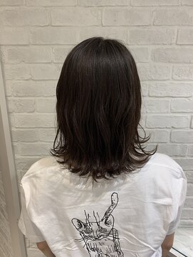 コム(com by neolive) 外ハネミディ