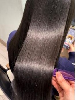 ヘアーメイクオズ(hair make O/S)の写真/ブリーチやダメージ毛でも縮毛矯正が出来る◎思わず触れたくなる最高級『メテオストレート』☆