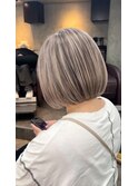 レイヤーボブハイライトブリーチレイヤーハイトーングレージュ