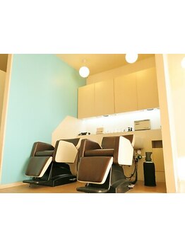 第一印象の7割は髪で決まる。大人女性が1番綺麗に見える品のあるカラーと抜け感を。