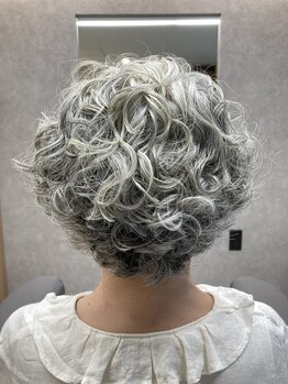 アクシス ファニー(AXIS ファニー)の写真/湿気や乾燥に負けない まとまりのある美髪へ。移動なしの半個室空間で大人女性の髪悩みに深く向き合います