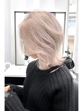 スライバイリアオオサカ(Sly By Ria OSAKA) ホワイトベージュ/ケアブリーチ/くびれボブ【梅田】