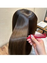 シキオリ(SHIKIORI) 「クセは気になるけど、硬く不自然なストレートにはしたくない」