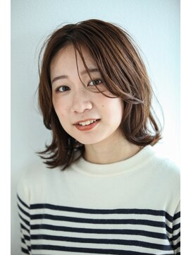 シーシーラボ(C,C-Lab) ウルフベースのミディアムボブ,外はね