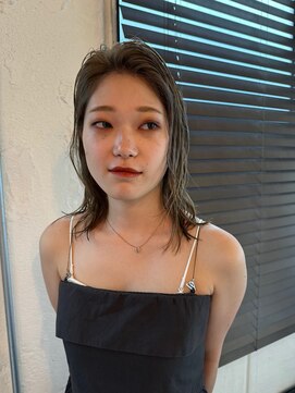 ハニーマスタード(HONEY MUSTARD) ラフにかきあげたラベンダーグレーのレイヤーミディアム