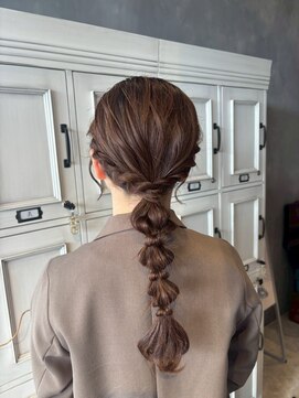 エスケープ トゥ ボナ(ESCAPE to bona.) 後れ毛とルーズな編み込みが可愛い◎玉ねぎヘア